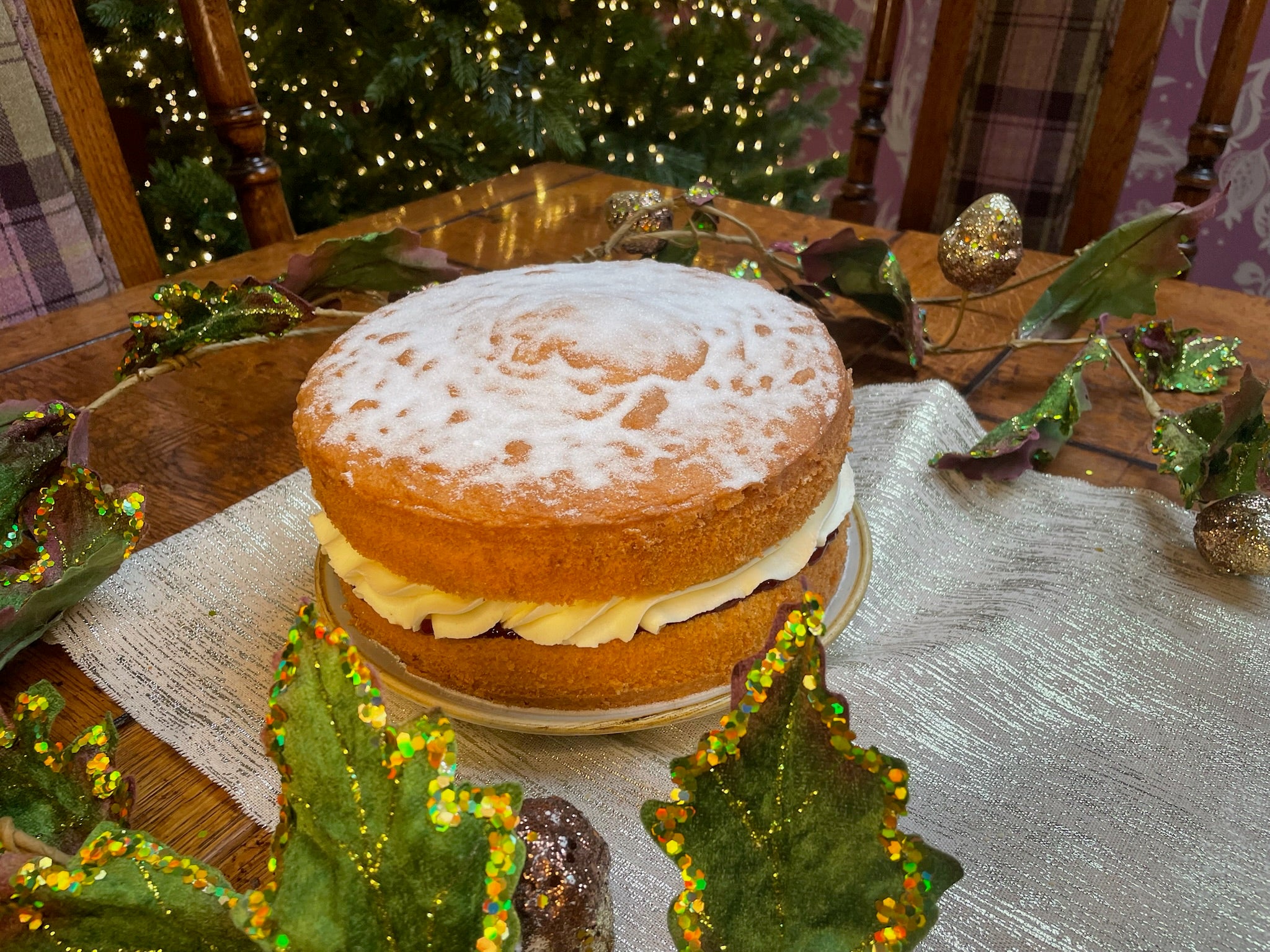 Christmas - 8" Classic Sponge Cake's